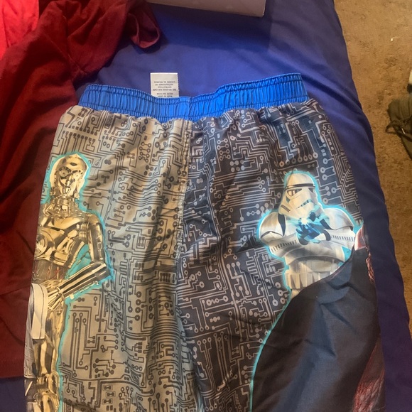 Boys medium Star Wars swim trunks - Picture 2 of 3